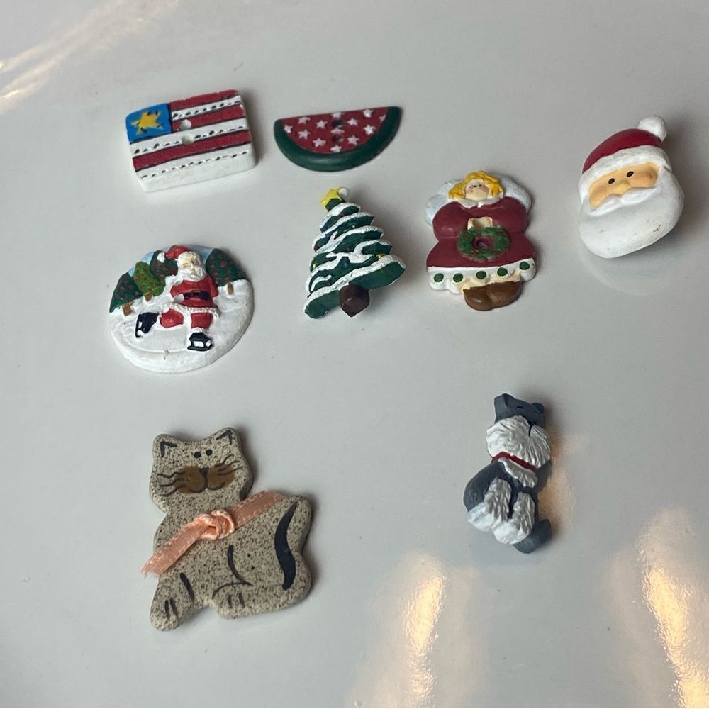 Vintage Novelty Holiday/Animal Themed Buttons - Picture 2 of 10